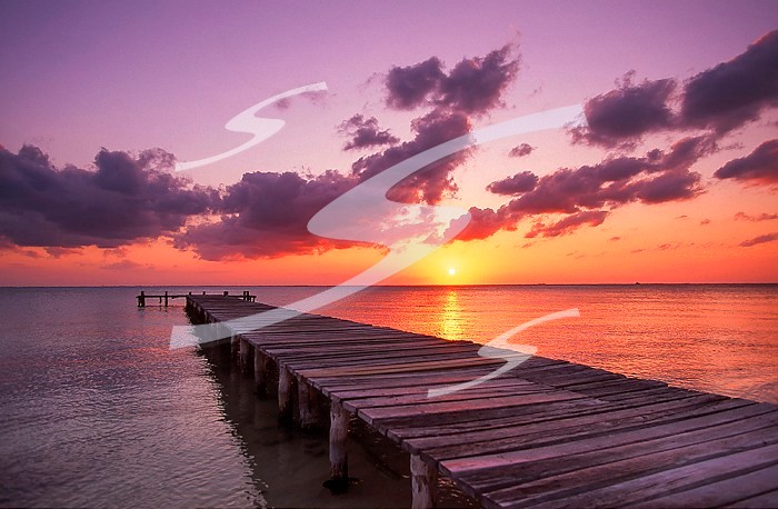 Mexico, Yucatan Peninsula, Carribean resort at Isla Mujeres, dock at sunset