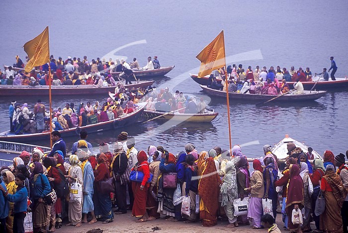 India, Varanasi, Dasaswamedh Ghat, pilgrims doing 