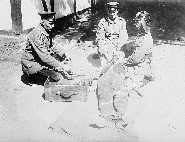 Reviving wounded German with Pulmotor, between 1914 and c1915. Creator: Bain News Service.
