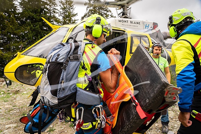 Report on a rescue device specializing in difficult mountain access. Rescuers will board a helicopter to rescue an injured man.