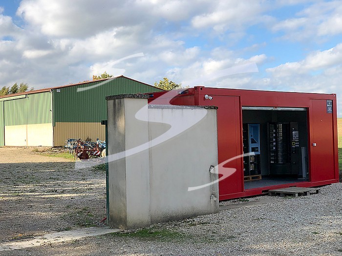 Automatic distributors of farm products. A strawberry producer in Hauts-de-France is diversifying its activities by directly marketing products from its farm: vegetables, nuts, jams, syrups and fruit juices. The distributor is installed in front of the farm.