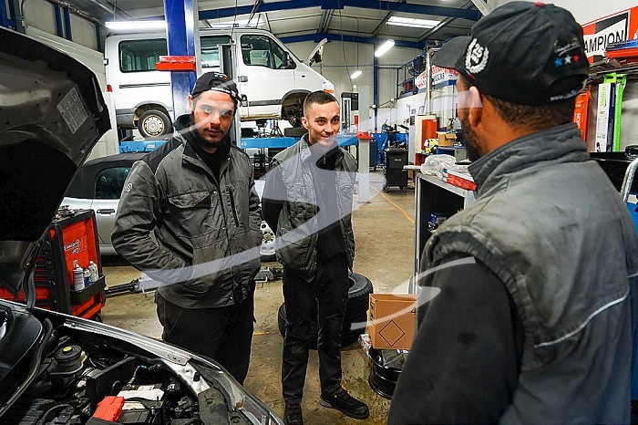 Business immersion of five workers from the mechanical workshop of an ESAT. Under the responsibility of auto mechanic professionals, workers with disabilities are trained in the mechanics profession and work independently in the workshop.