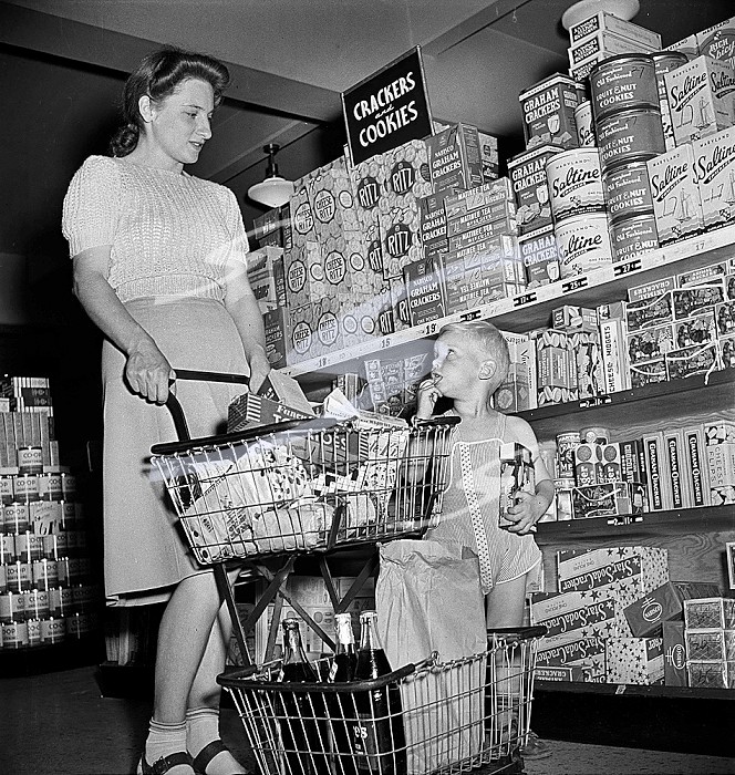 Woman and young boy shopping in cooperative grocery store in federal housing project, Greenbelt, Maryland, USA, Marjory Collins, U.S. Office of War Information< May 1942. . Woman and young boy shopping in cooperative grocery store in federal housing project, Greenbelt, Maryland, USA, Marjory Collins, U.S. Office of War Information< May 1942